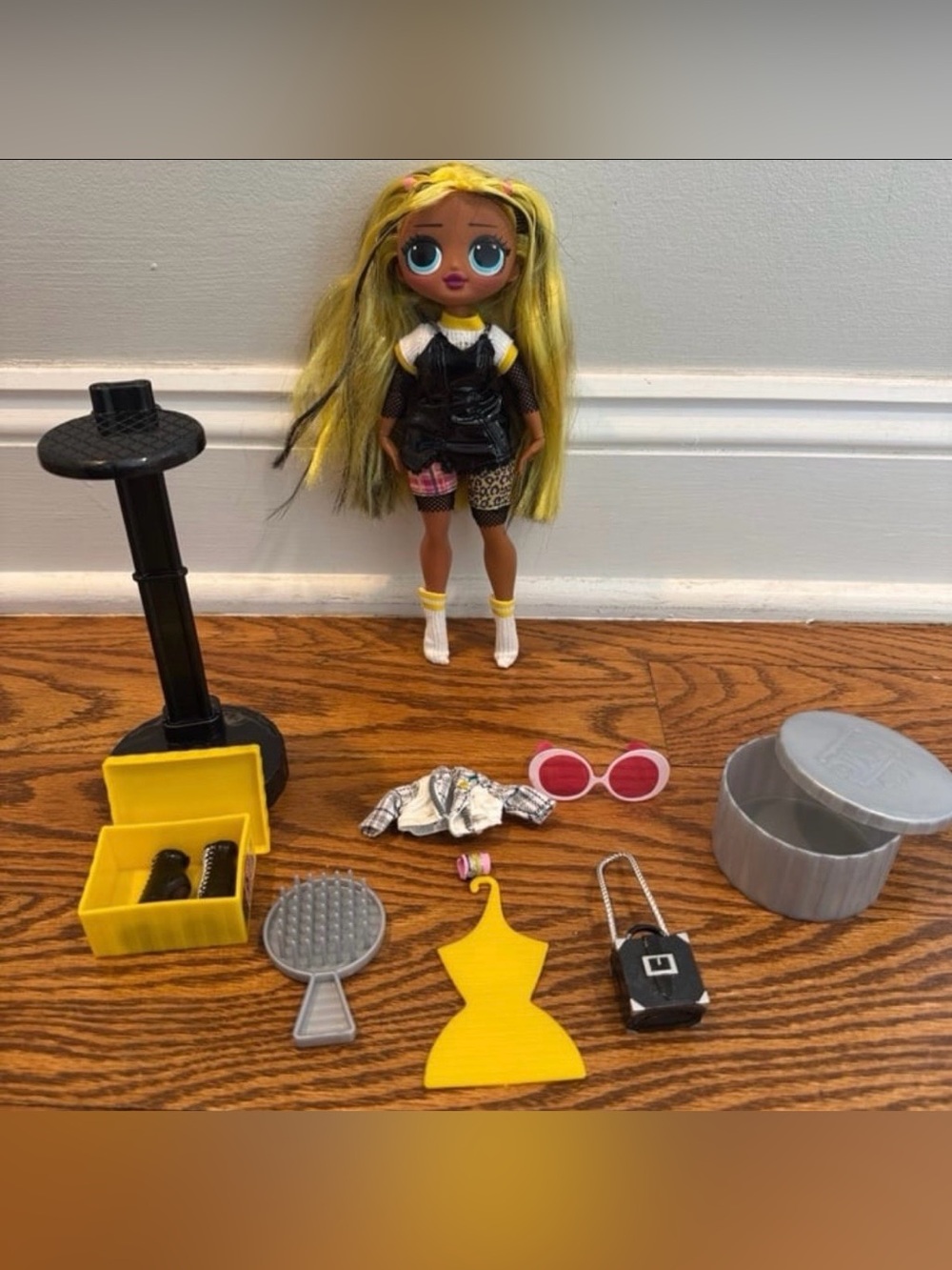 L.O.L / LOL Surprise! O.M.G yellow and black Alt Grrrl Fashion Doll